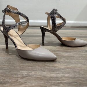 NINE WEST GRAY PUMP WITH SNAKESKIN